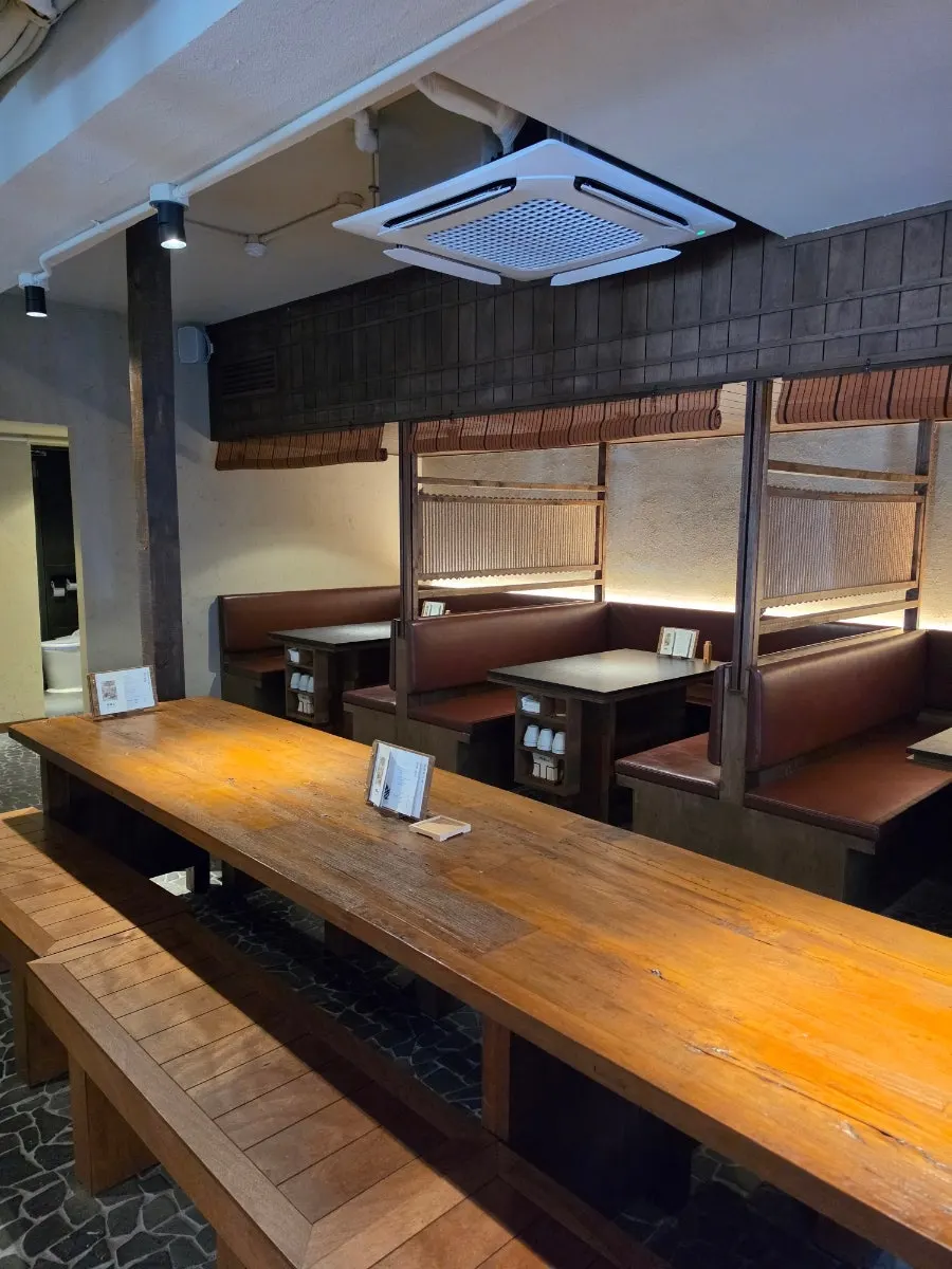 Table seating at Manmok