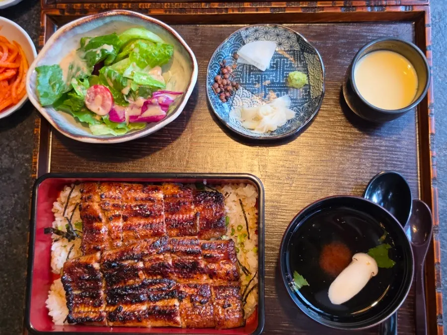 Eel rice bowl served after grilling