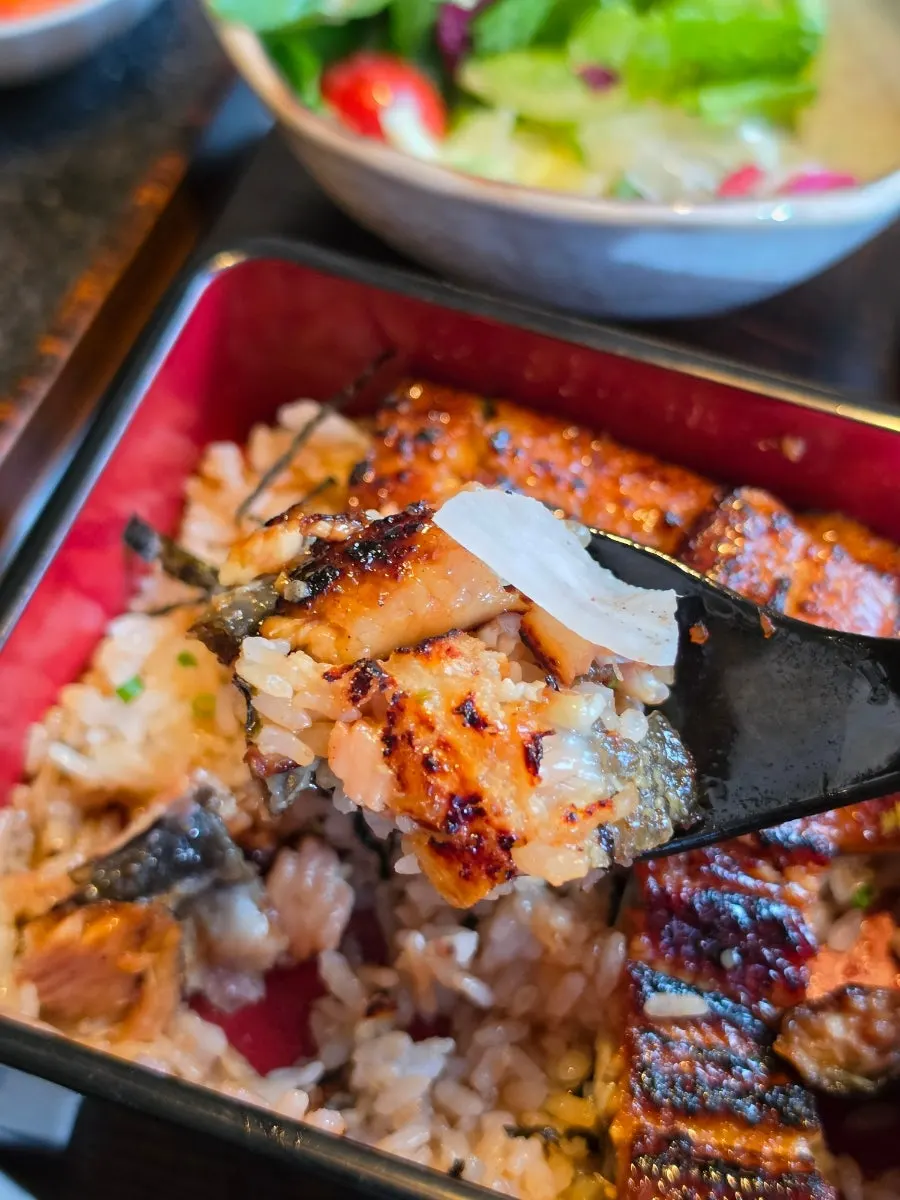 Eel flesh in the rice bowl