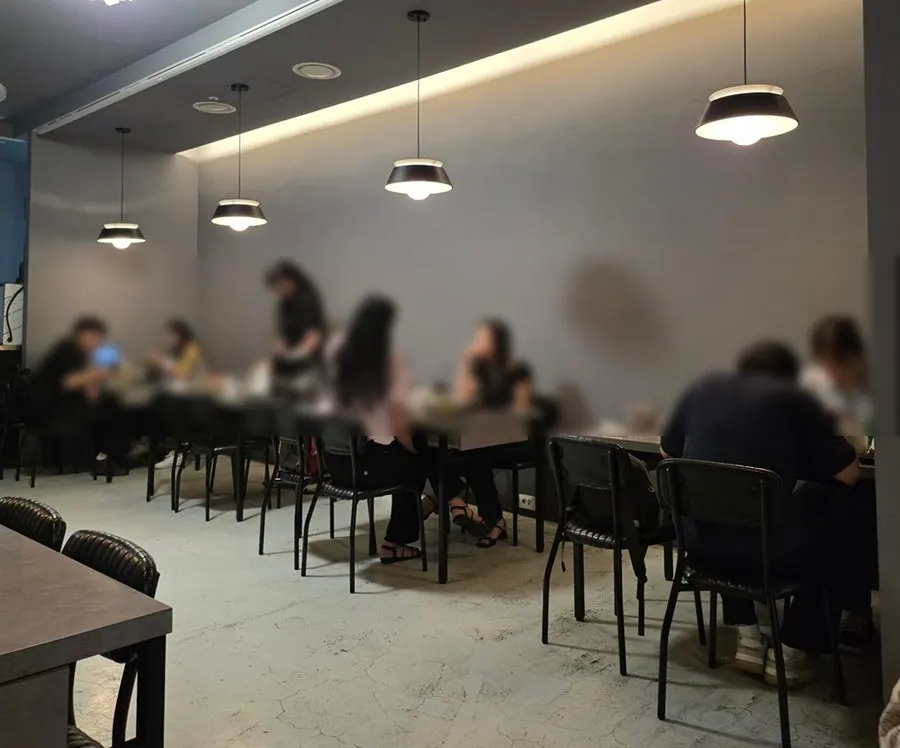 그레이 톤 모던한 매장 내부
