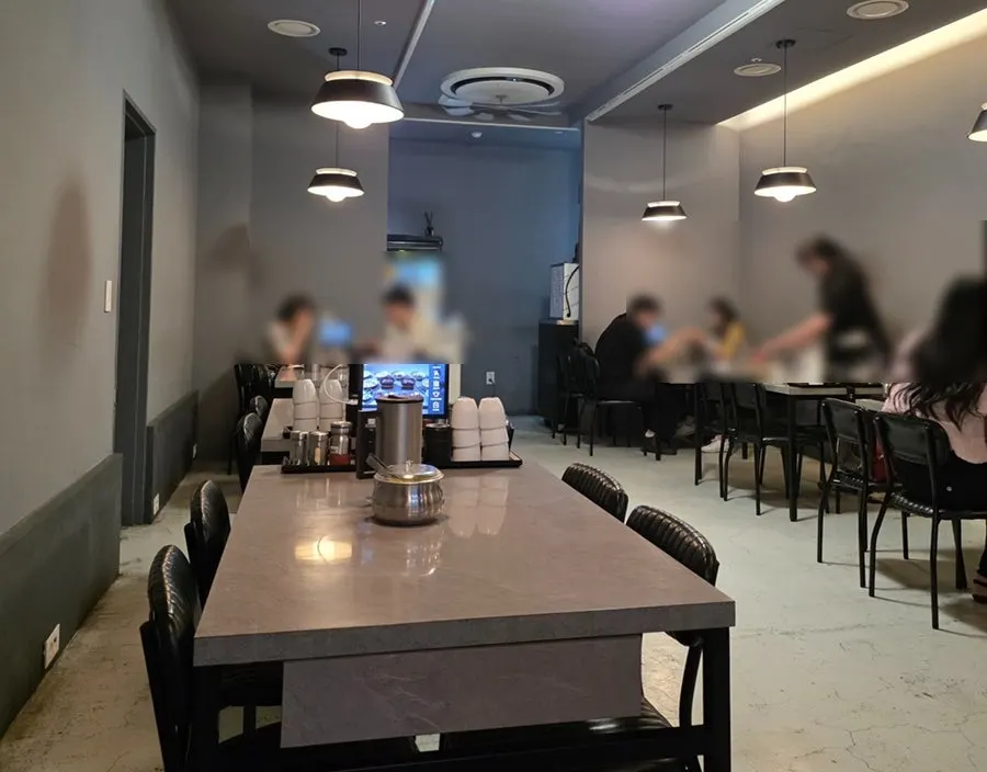 4인 테이블이 놓인 저녁 시간 홀
