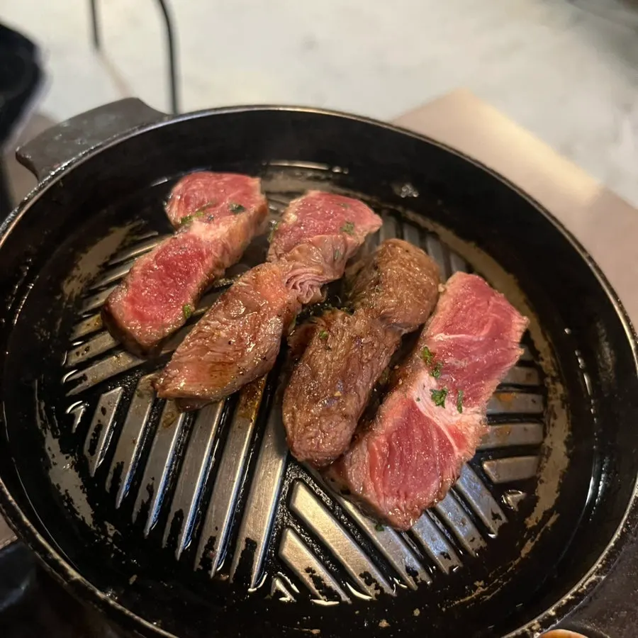 버터 녹인 팬에 올린 부채살 스테이크