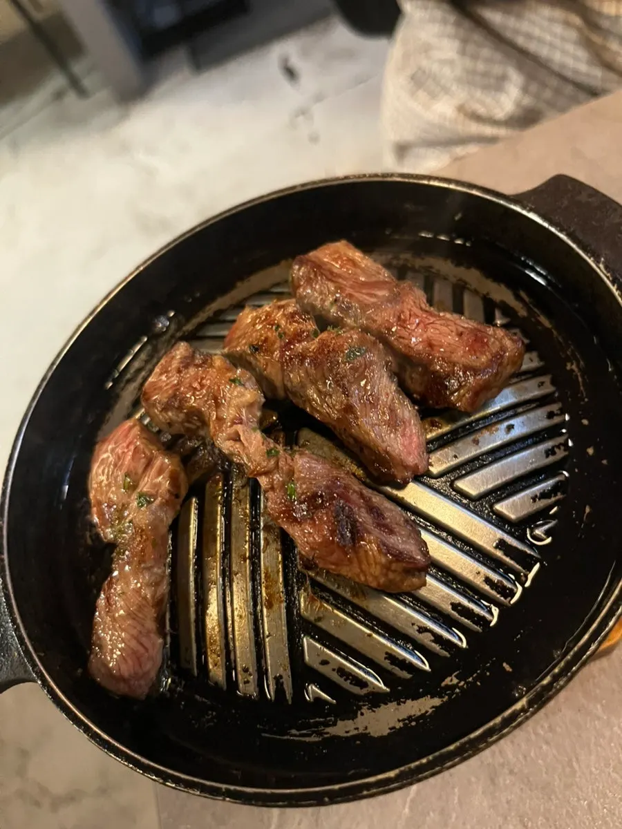 테이블에서 직접 굽는 스테이크