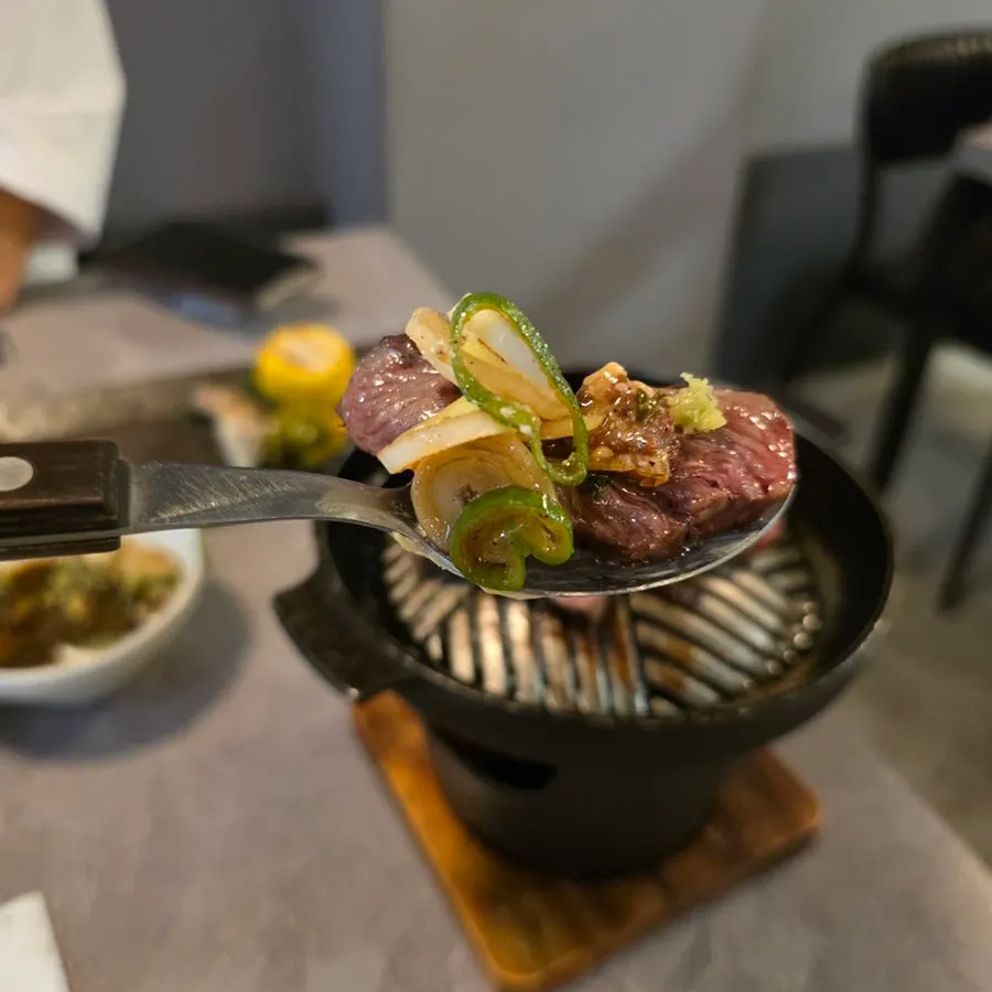 간장소스와 홀그레인을 올린 스테이크 한 조각