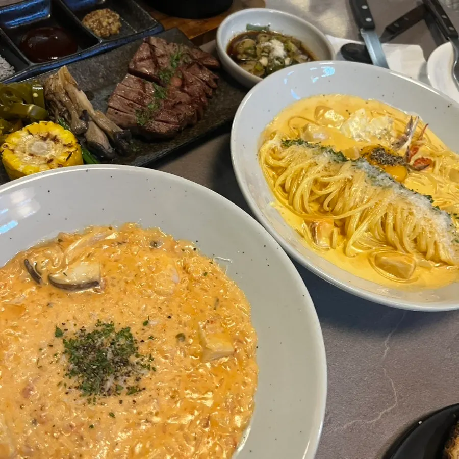 노른자가 올라간 매콤 꽃게살 크림파스타