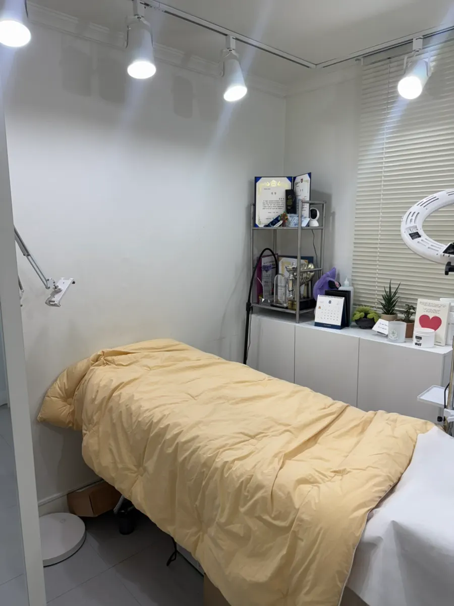 침구와 시술 도구가 정리된 1인실 속눈썹펌 시술 공간