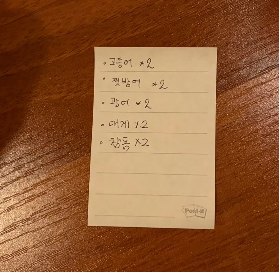 스시를 준비하는 모습이 보이는 사카이 바 자리