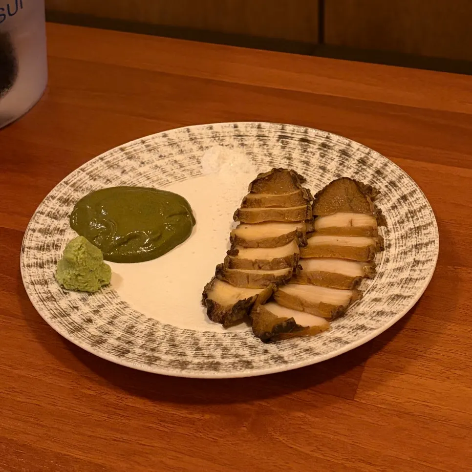 슬라이스해 플레이팅한 사카이 전복술찜