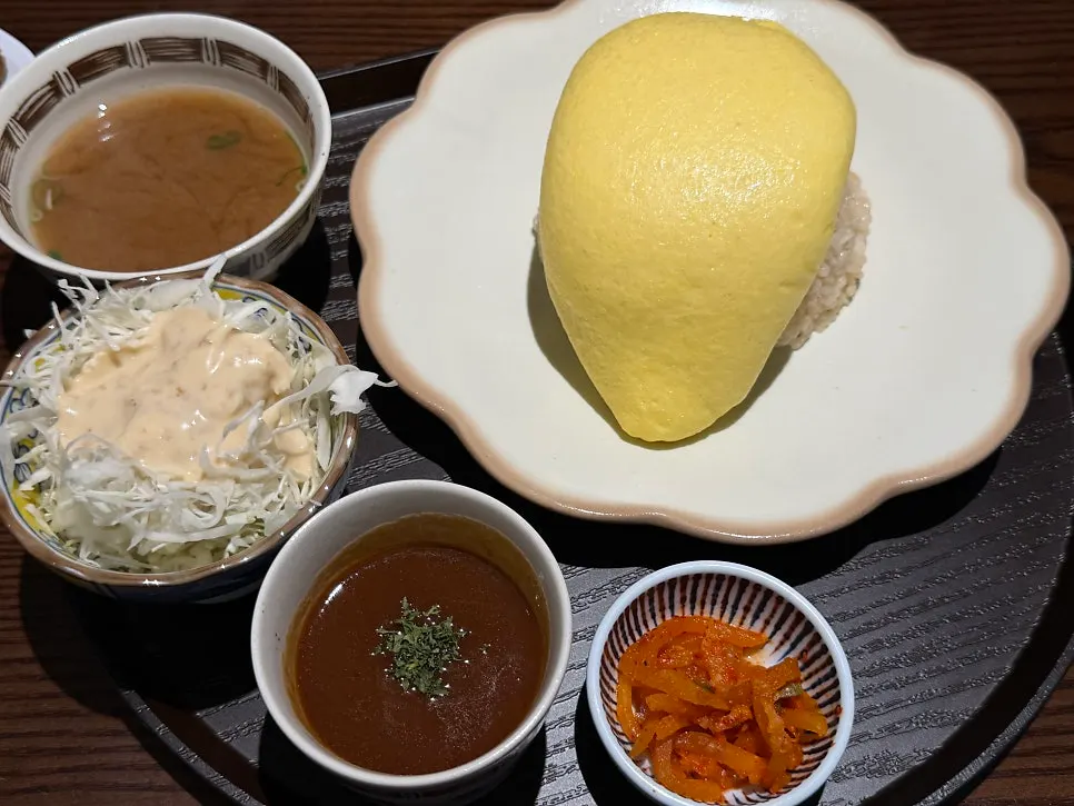 촉촉한 계란을 올린 함바그 오므라이스