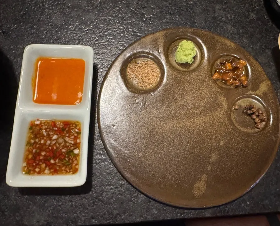 만목 테이블에 차려진 주문 메뉴