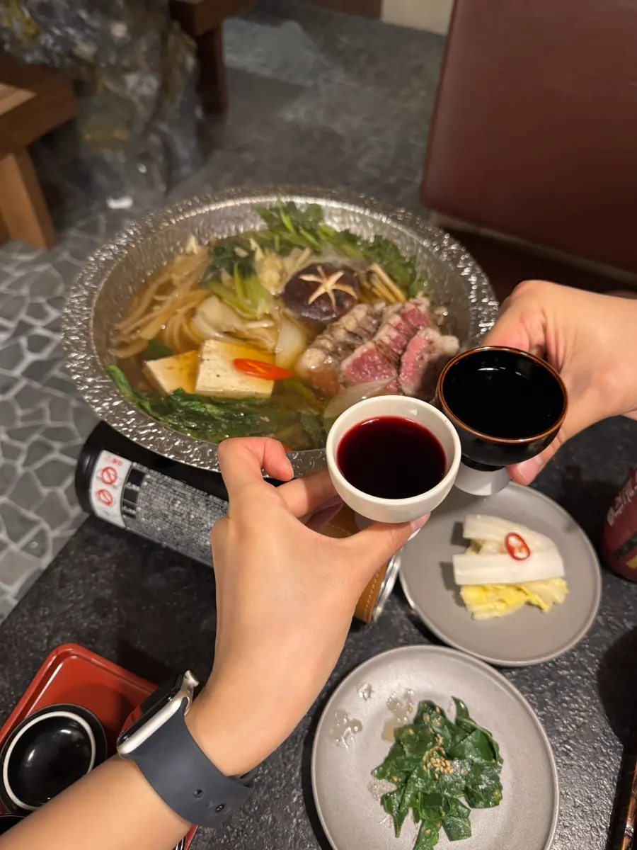장어덮밥과 한우나베, 복분자를 함께 놓은 테이블