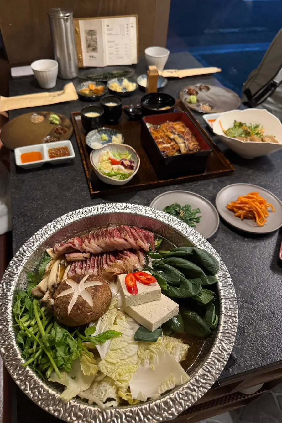 여유롭게 식사 중인 만목 저녁 상차림