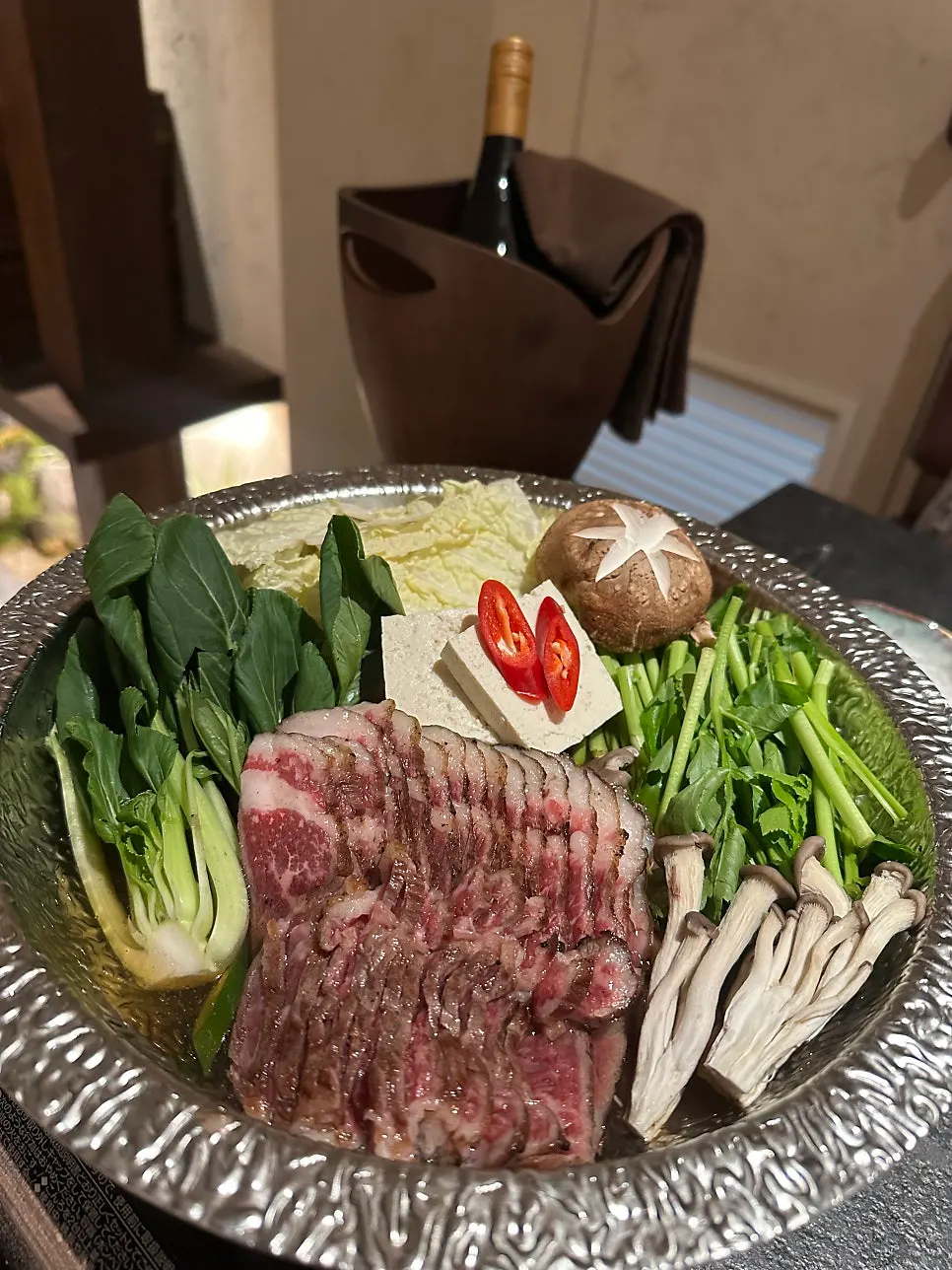 Hanwoo beef placed in the nabe at Manmok