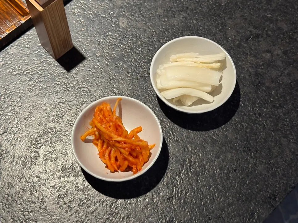 기본 반찬 백김치와 무생채
