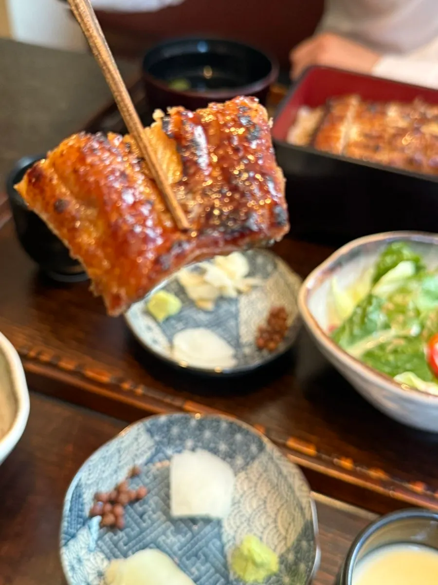 One-and-a-half-portion eel rice bowl covering the rice