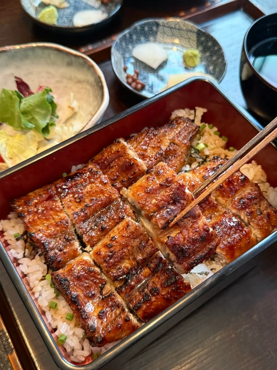Eating Manmok's one-portion eel rice bowl