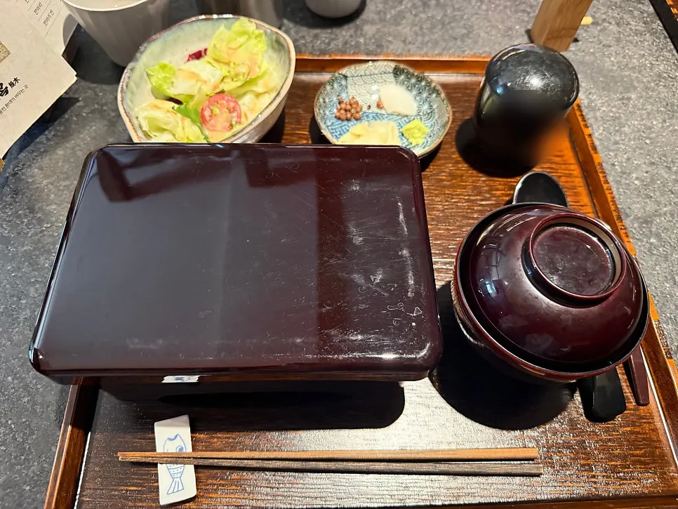 밥 위에 올라간 장어덮밥 한 마리
