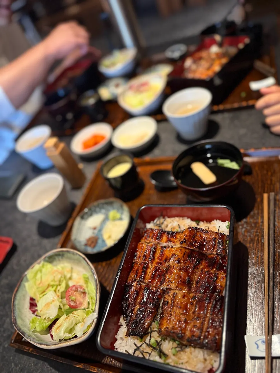 식사 마무리 무렵의 만목 테이블