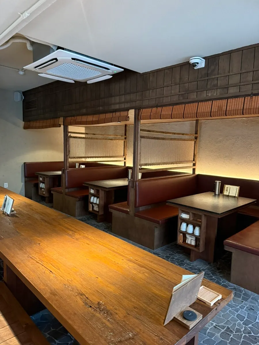 선릉역 만목 매장 입구와 내부 전경