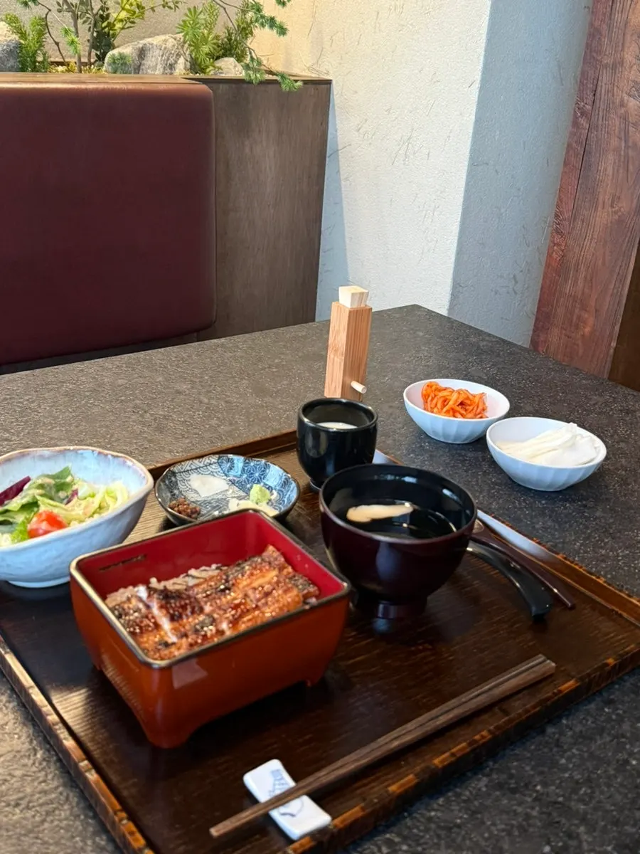 산초가루와 와사비 곁들인 장어덮밥 한 입