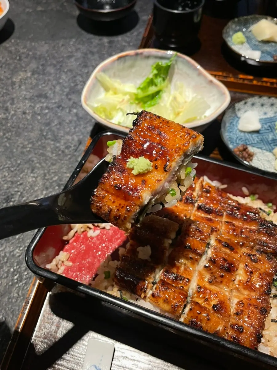 Eel rice bowl topped with ten pieces of eel