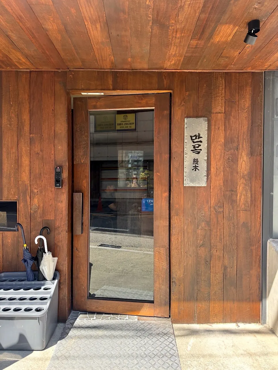 Sign for Manmok's single lunch menu, the eel rice bowl