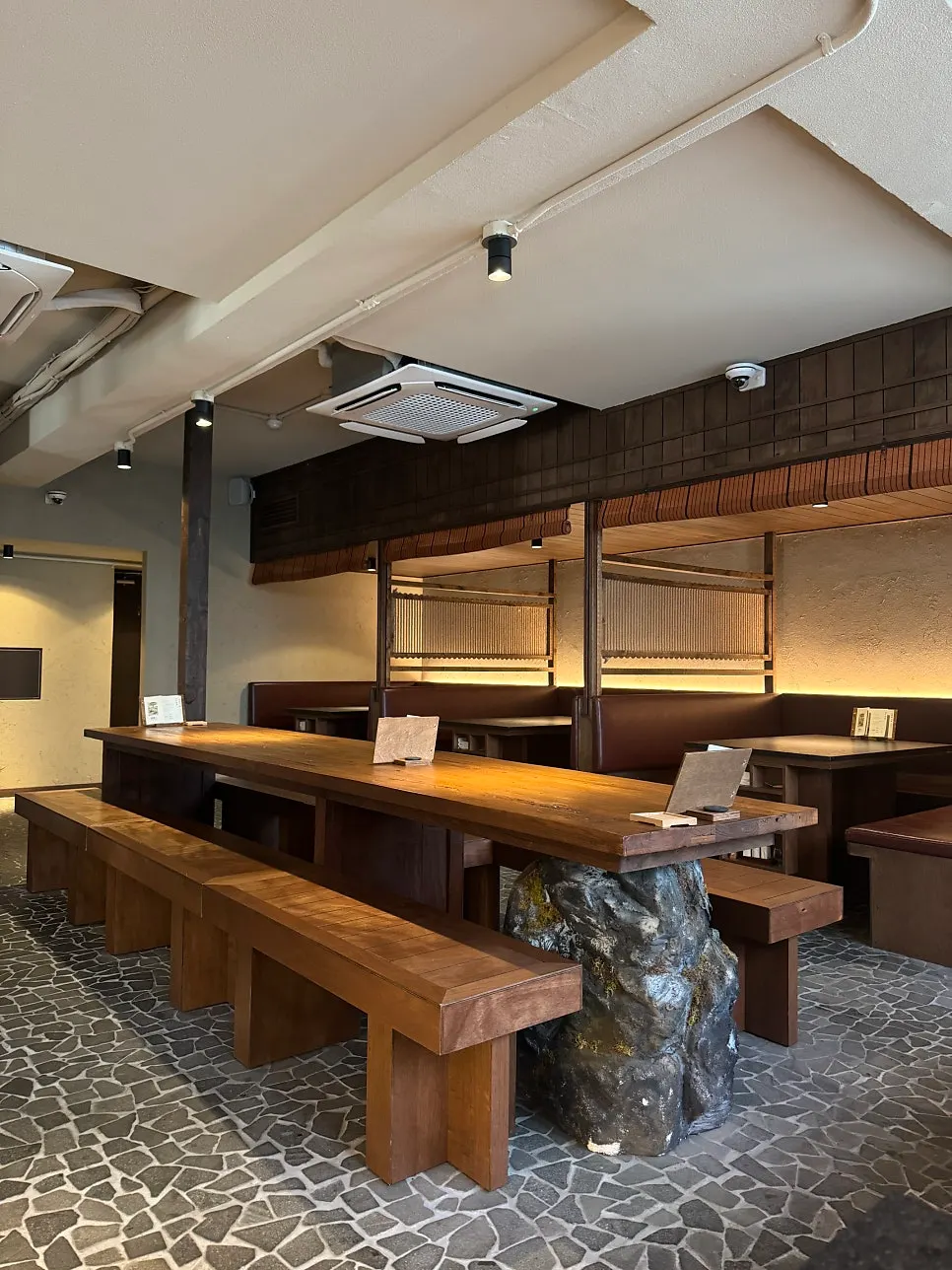 Window seats for one and group tables at Manmok