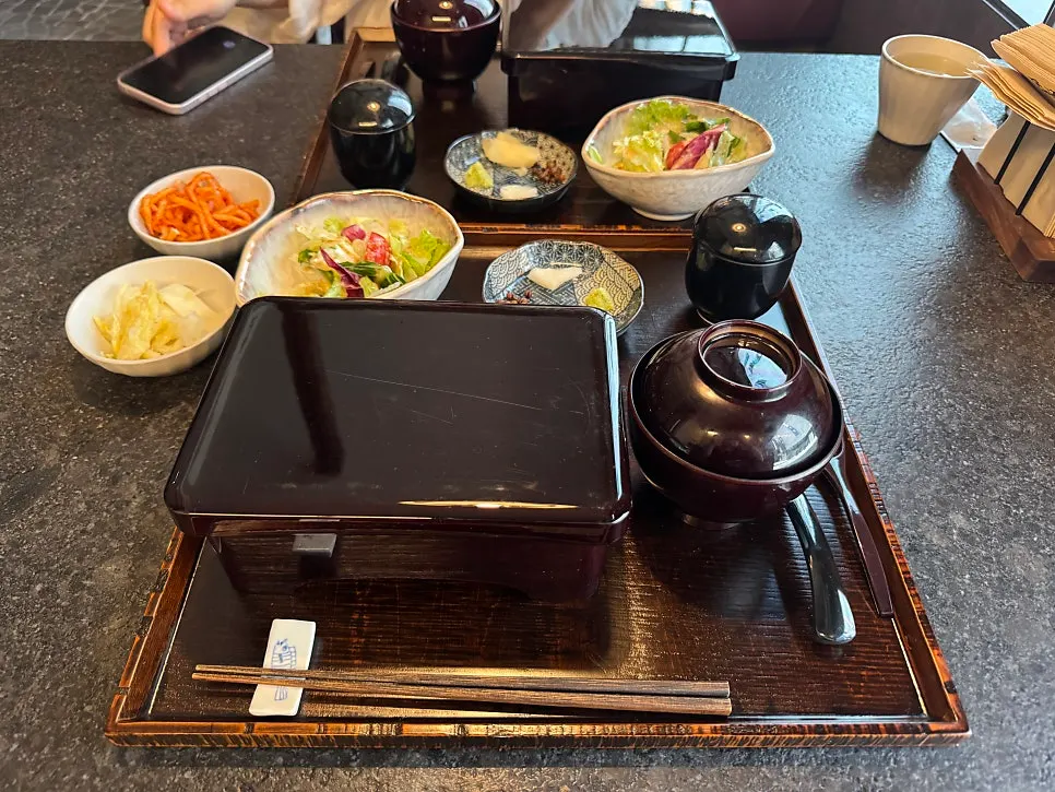Table setting for Manmok's full eel rice bowl
