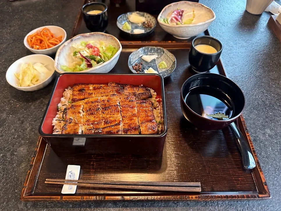 Eel rice bowl with chawanmushi and side dishes