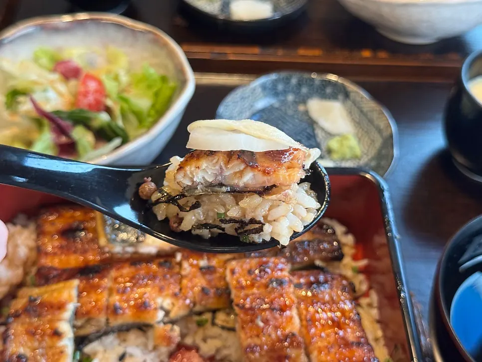 Eel rice bowl eaten together with the accompaniments