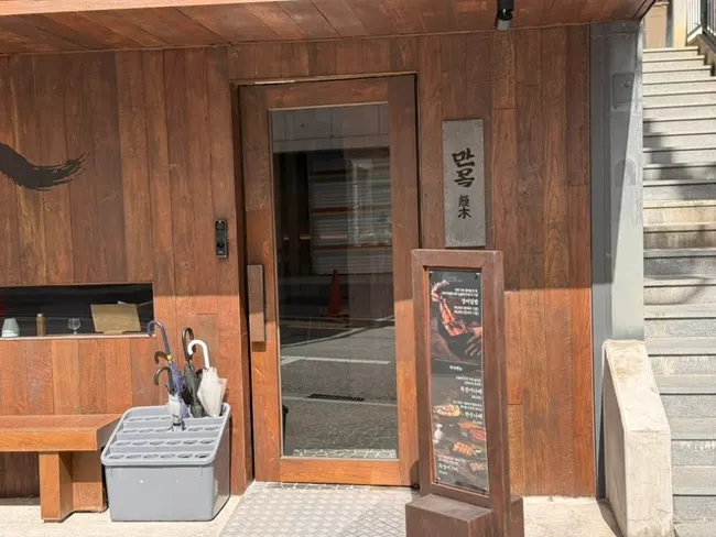 関東風うなぎ丼専門店マンモクの店内の雰囲気
