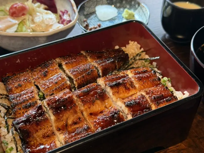 炭火で焼き上げたマンモクのうなぎ丼のクローズアップ