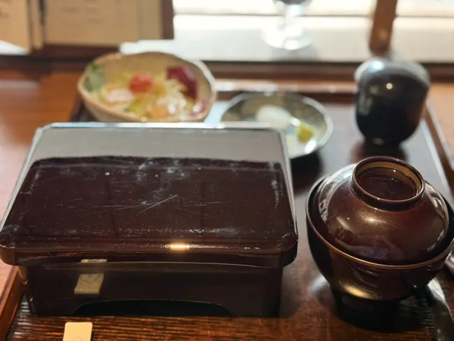 タレを塗ったうなぎがご飯にのったうなぎ丼
