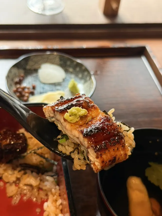 一口サイズに取り分けたマンモクのうなぎ丼