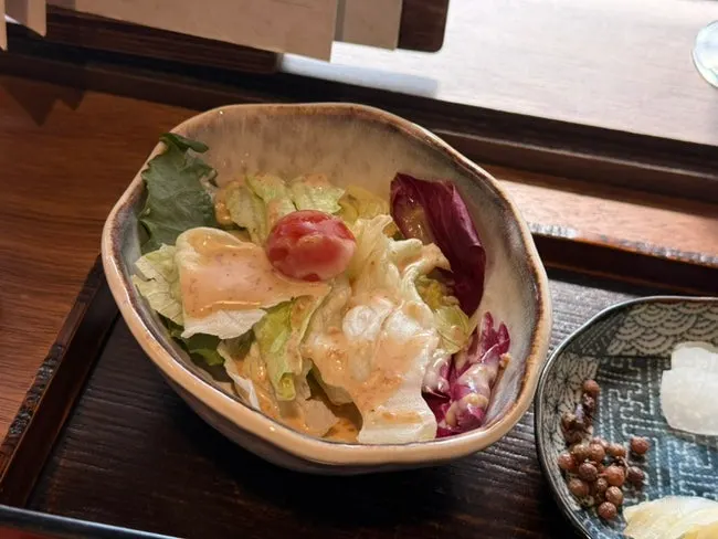 えごまソースをかけたマンモクのサラダ