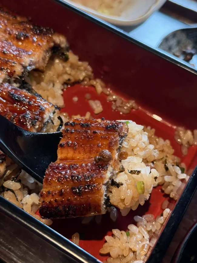 うなぎ一匹をのせたマンモクの丼一杯