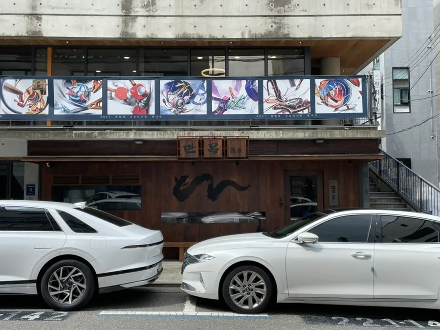 Ruang parkir di depan Manmok