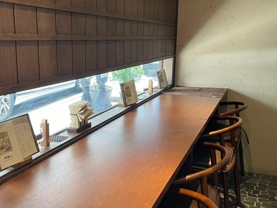 Meja Manmok yang sesuai untuk makan solo
