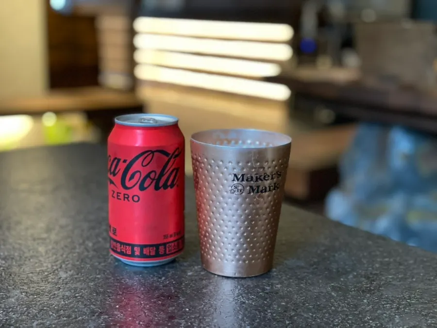 Gelas minuman bergas dengan ais besar