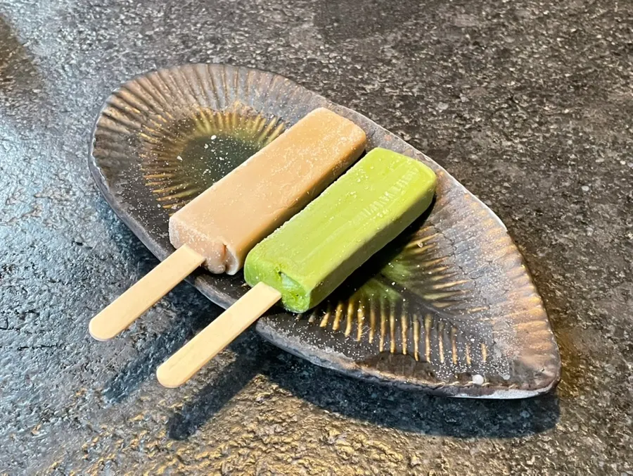 Ais krim matcha dan teh hitam sebagai pencuci mulut