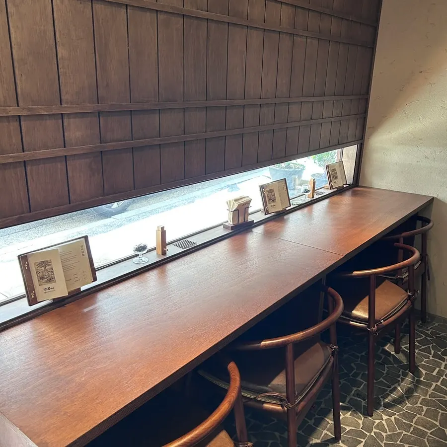 Solo-dining counter seats at Manmok