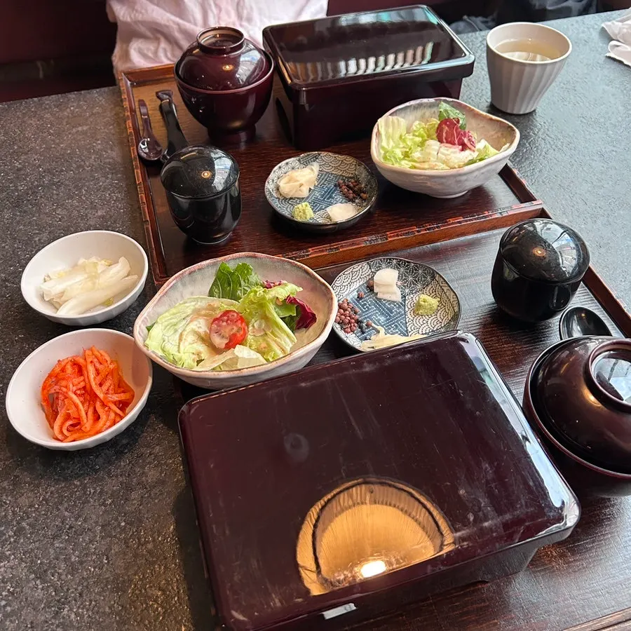 Covered dishes of Manmok's eel rice bowl set