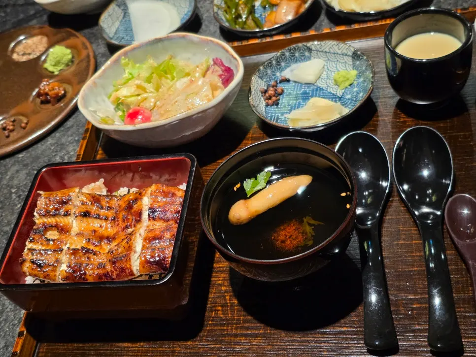 Eel rice bowl served with chawanmushi