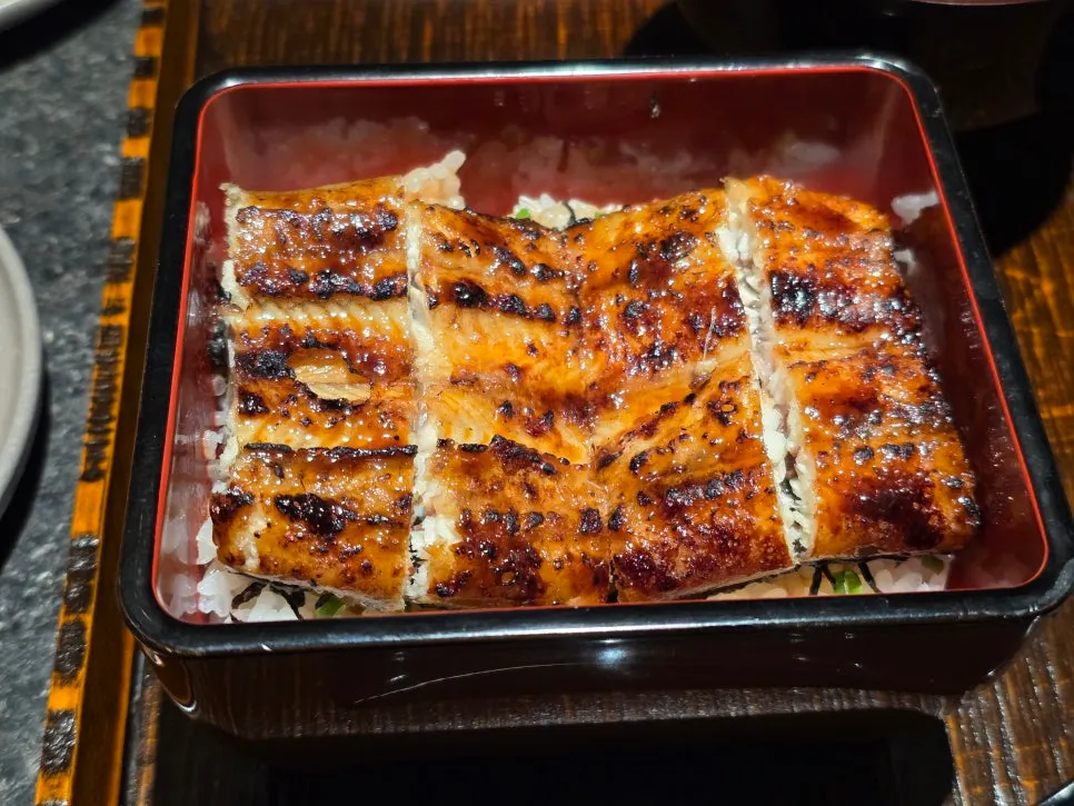 Eel rice bowl with wasabi and pickled radish wraps