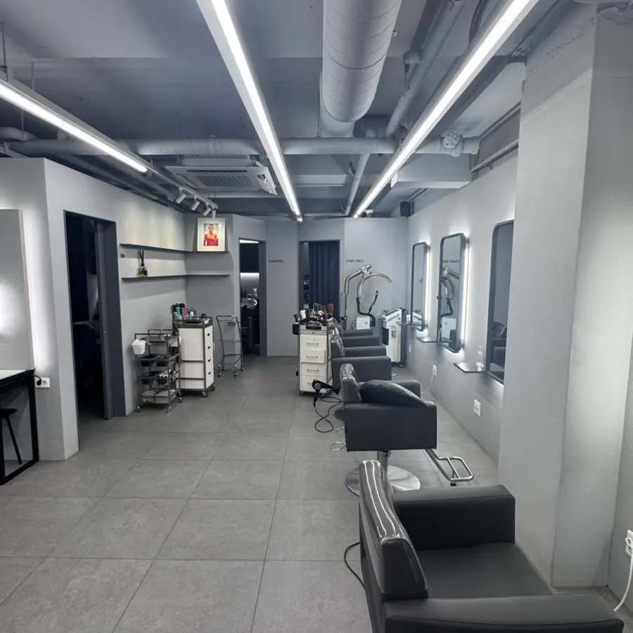 ที่นั่งทำผมภายในร้าน Bitnage Hair ที่กว้างขวางและเป็นระเบียบ