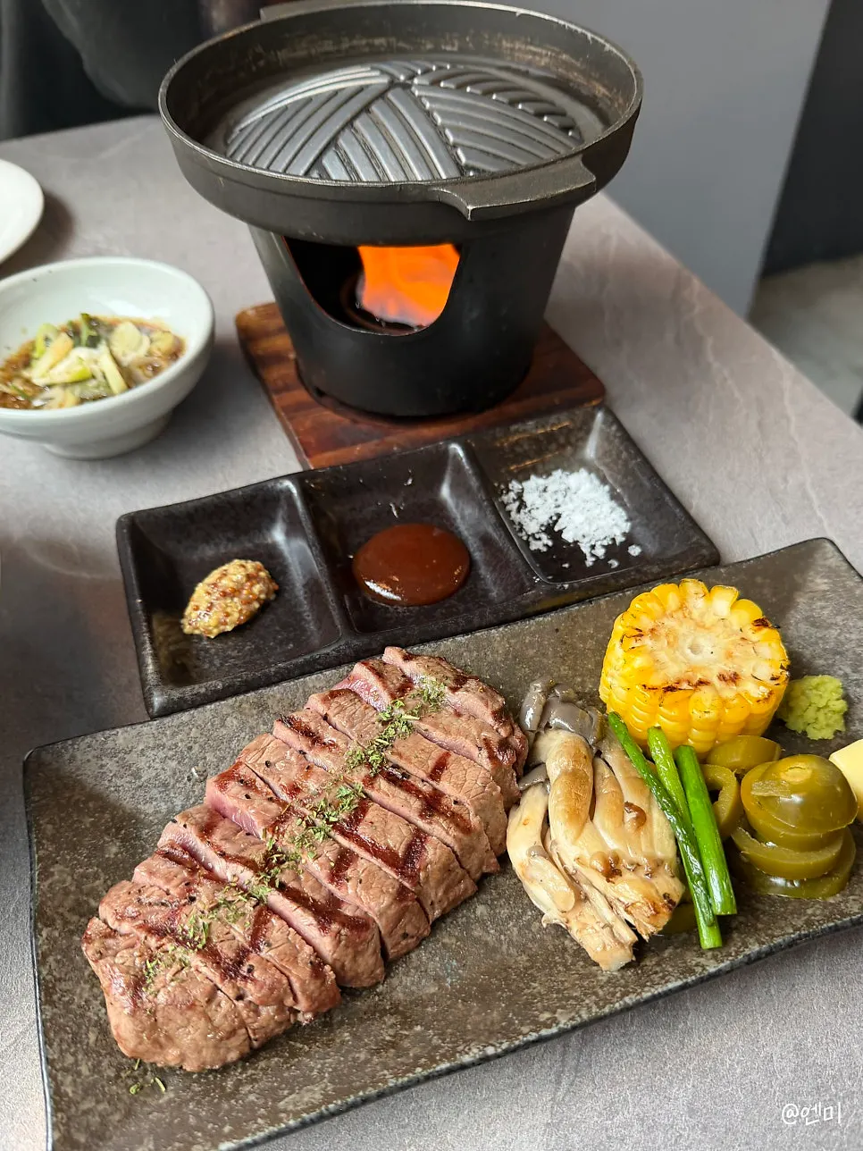 차례대로 나온 한상 세트 음식
