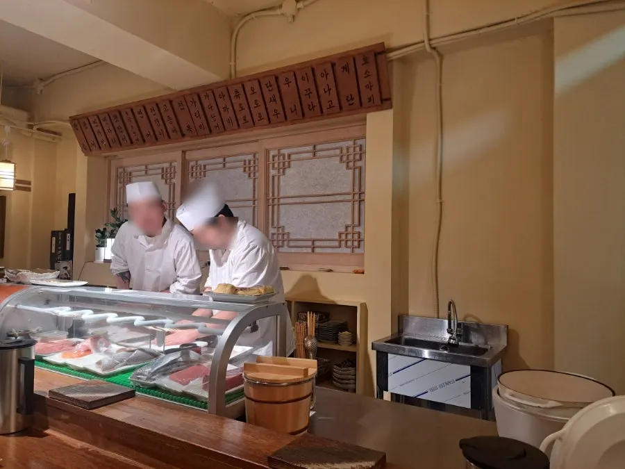 다찌석에서 본 주방과 셰프