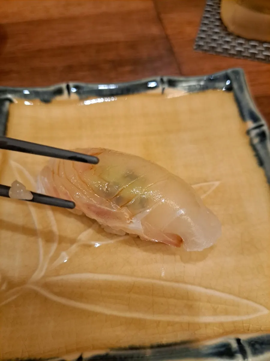 거품이 고운 산토리 생맥주 한 잔