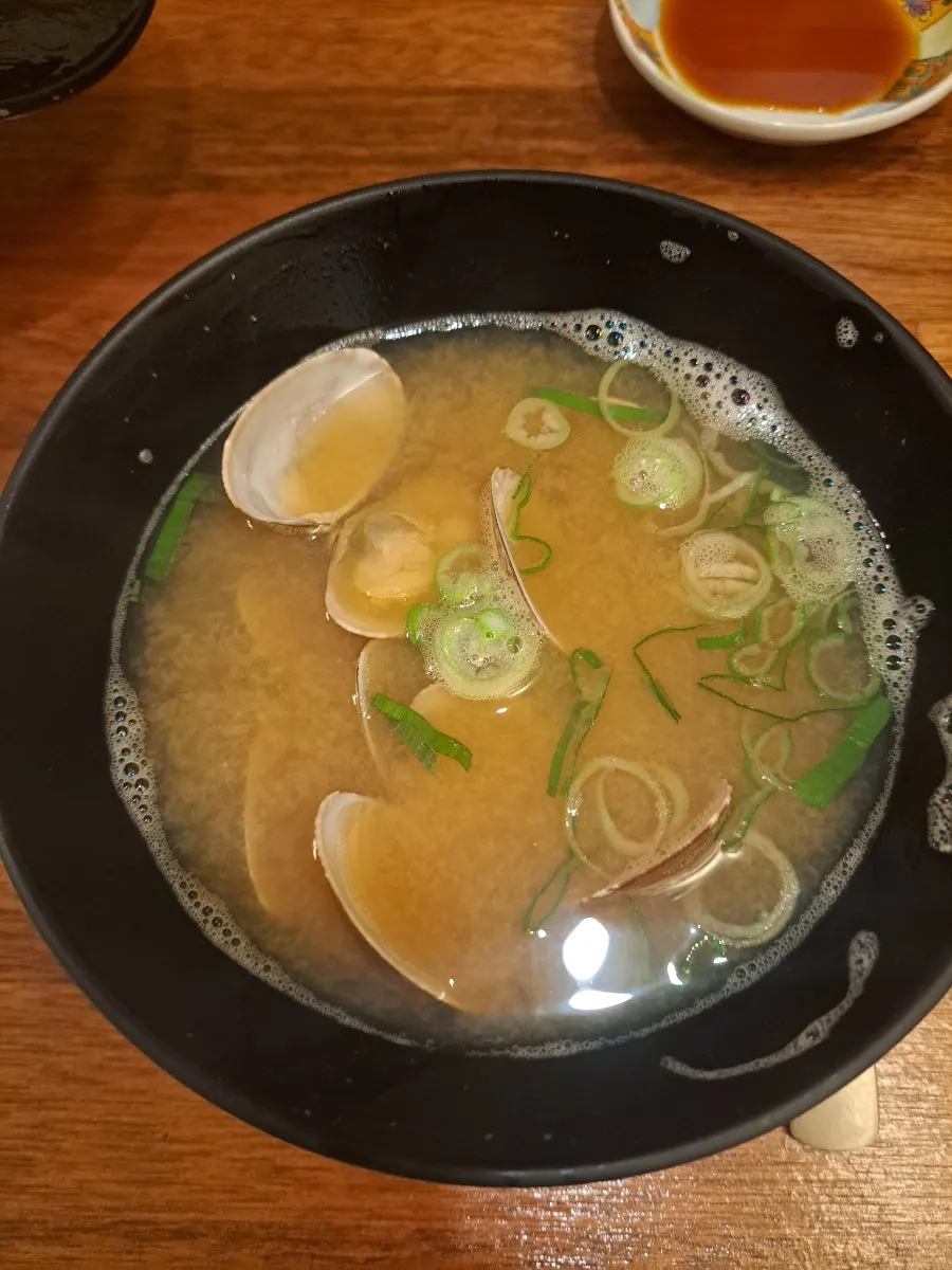 다찌석에 놓인 흰살 생선 스시