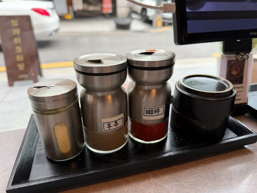 Tablet kiosk for ordering on the table